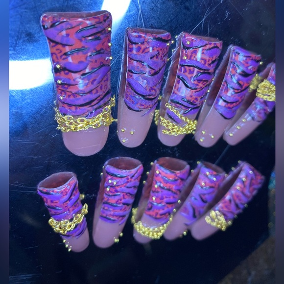 Clawdeen (3 XL duck ) ( GLOW IN THE DARK ) - Picture 6 of 10